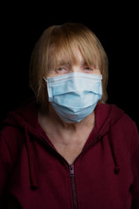 mujer cansada anímicamente de un año de pandemia covid