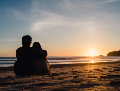 joven-pareja-asiatica-viendo-puesta-sol-cerca-playa-dulce-pareja-feliz-relajarse-disfrutar-amor-momento-romantico
